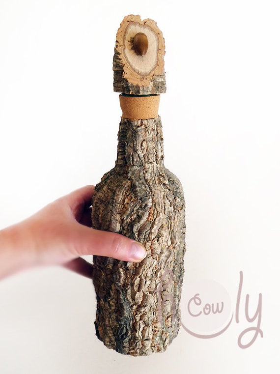 樹皮コルクで覆われたガラス瓶