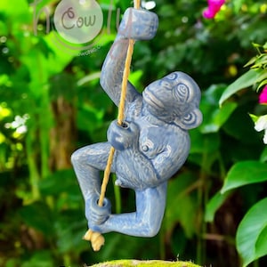 Mono trepador de cerámica decorativo hecho a mano con cuerda. ENVÍO GRATIS.