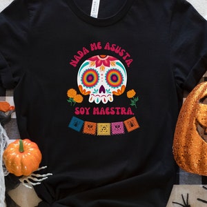 Camiseta del Día de los Muertos para maestras / Nada me asusta, soy maestra / Camiseta de Halloween / Regalo para maestras de español / Camiseta de maestra española