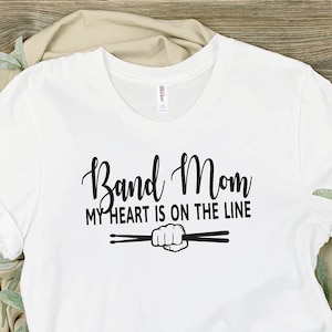 Band Mom, Marching Band, Drumline mom, heart is on the line, chemises de groupe personnalisées, t-shirts de maman de groupe, tee-shirt personnalisé, chemises pour groupe