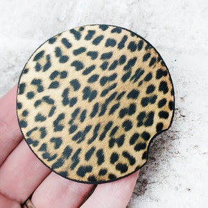 Posavasos para coche con estampado de leopardo, juego de 2 posavasos para coche, decoración para coche con estampado de animales, accesorios de guepardo, juego de 2 posavasos para coche, tema de coche con estampado de leopardo