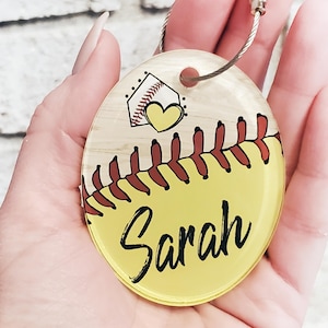 Personalisierter Softball Taschenanhänger - Individueller Namens Schlüsselanhänger für Spieler, Trainer & Fans - Sport Rucksack Anhänger, Team Geschenk, Softball Zubehör