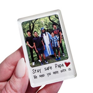 パーソナライズされた車用バイザークリップ 3インチ×2インチ - 「Stay Safe Papa」お父さんへの写真ギフト、カスタム家族写真の記念品