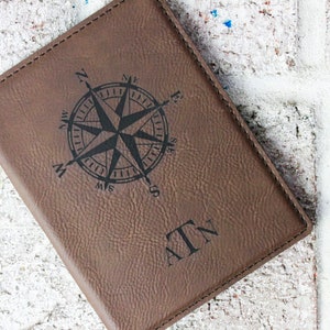 Funda para pasaporte con brújula, funda para pasaporte masculina, billetera de viaje, porta pasaporte con monograma, regalo de viaje para él, idea de regalo para padrinos de boda