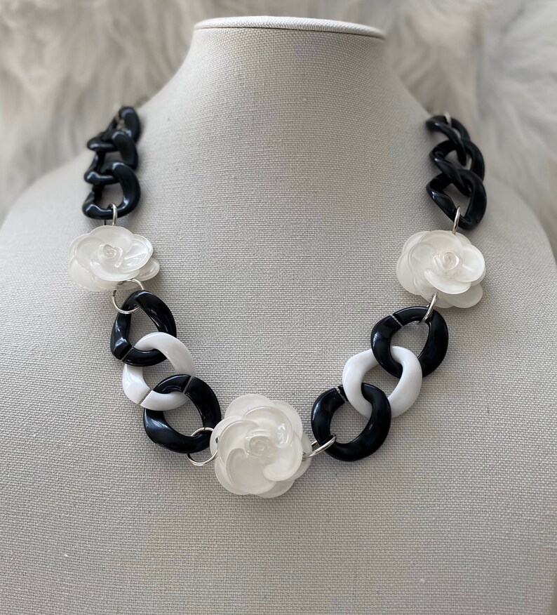 black and white acrylic chainnecklace. White acrylic flowers