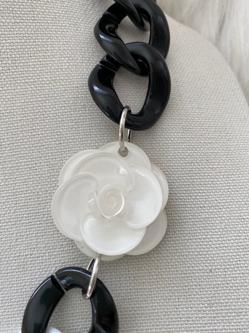 black and white acrylic chainnecklace. White acrylic flowers