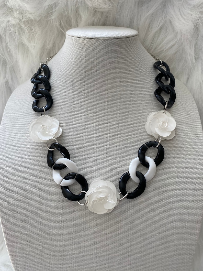 black and white acrylic chainnecklace. White acrylic flowers