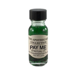 Op de afbeelding: Een klein, doorzichtig glazen flesje met een zwarte dop gevuld met groene vloeistof. Het etiket vermeldt "THE APOTHECARI COLLECTION PAY ME SPIRITUAL OIL www.TheApothecaryCollection.com NET WT. .5 OZ"