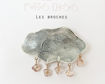 Broche en porcelaine nuage orageux perles de verre rose