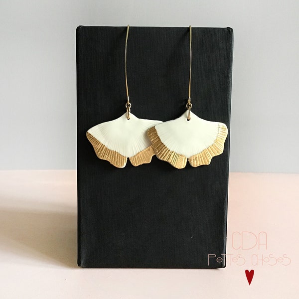 Boucles d’oreilles grands crochets ginkgo en porcelaine et feuille d’or