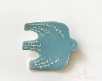 Broche en porcelaine oiseau bleu turquoise