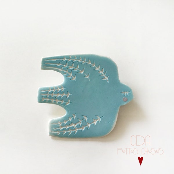 Broche en porcelaine oiseau bleu turquoise