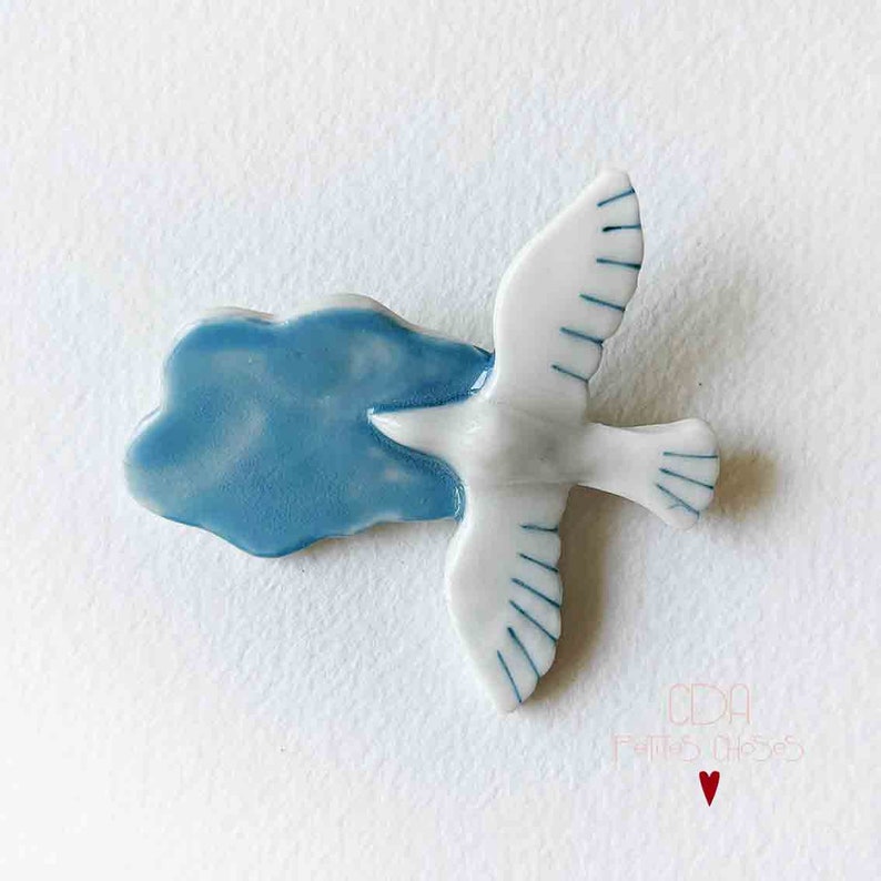 Broche en porcelaine oiseau en vol et nuage bleu image 2