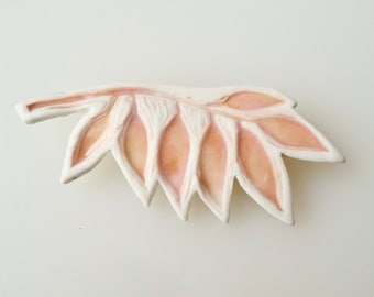 Broche en porcelaine feuilles