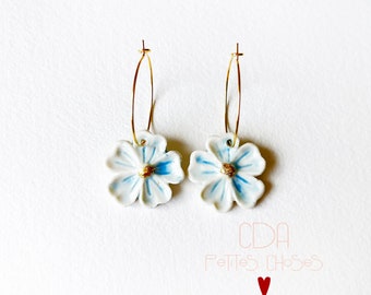 Boucles d'oreilles créoles fleurs bleues en porcelaine