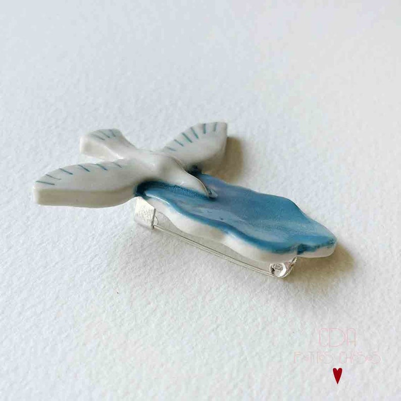 Broche en porcelaine oiseau en vol et nuage bleu image 3