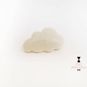 以下が含まれることがあります： わずかにテクスチャ加工された表面を持つ、白い雲の形をしたレジン装飾