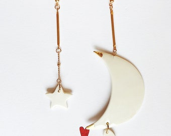 Boucles d'oreilles dépareillées clous Grande lune et étoile en porcelaine