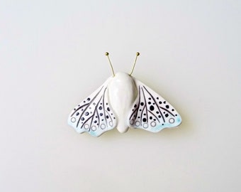 Broche en porcelaine papillon de nuit blanc et bleu