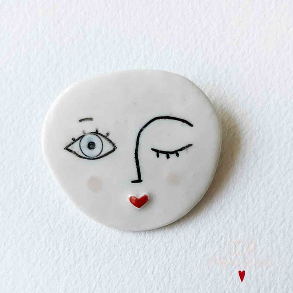 Broche en porcelaine bisous