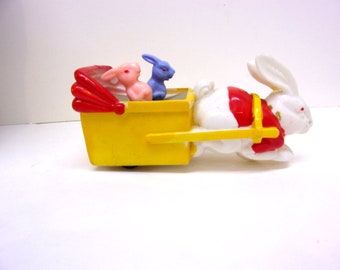 Lapin de Pâques en plastique des années 1950 Tirant chariot avec deux bébés