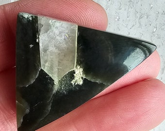 Jade mit eingebettetem Quarzkristallstein