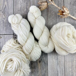 Ungefärbtes SW Merino und Nylon. Sock oder Superbulky. Wild Lilac Moon's Mondstrahl und Mondstrahl SB.  ungefärbt . Einfädig