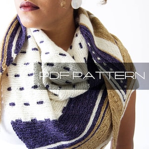 Könnte beinhalten: Ein weißer, brauner und lila gestrickter Schal mit einem Tupfenmuster. Der Text "PDF PATTERN" ist im Bild sichtbar.