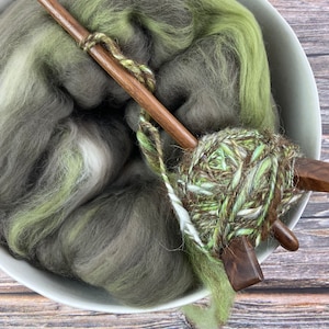 Spinnfiber. Konstvadd. Blandfiber för spinning. OOAK. Spinning Supply. Kardad vadd. Färg "WOODS"