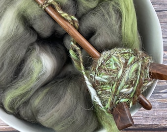 Fibra para hilar. Batt artístico. Fibra mezclada para hilar. OOAK. Suministros para hilar. Batt cardado. Color "WOODS".
