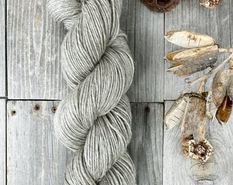 Egyptian Yak DK . SW Merino Yak Linen blend . 231 yds . 100g . natural color