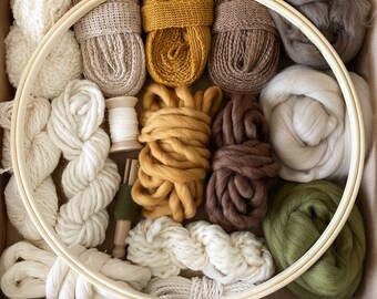Fibre Pack Geschenk Deluxe mit optionaler Stickschleife. Mehrere Fasern und Garne. Kreativ kuratiert für kleinere Webereien. Waldtiere