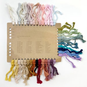 Puede incluir: Tarjeta de colores de cuerda de algod&oacute;n con 40 colores diferentes de cuerda. La tarjeta est&aacute; etiquetada como "Cotton String Color Card".