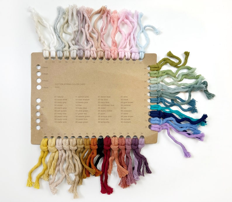 Puede incluir: Tarjeta de colores de cuerda de algod&oacute;n con 40 colores diferentes de cuerda. La tarjeta est&aacute; etiquetada como "Cotton String Color Card".