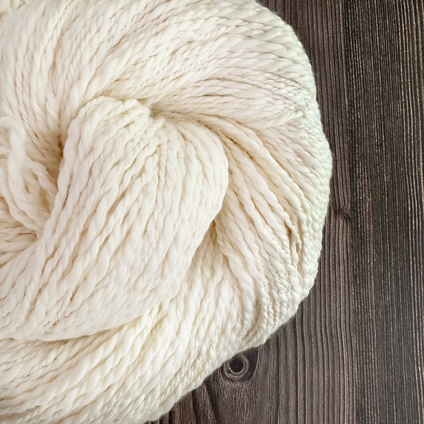 Inca Cotton large skein . 100% Organic Peruvian Cotton . Worsted . 320 yards . 226 g . Colorway Ecru