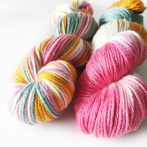 Laine et soie teintes à la main. Laine peignée. Pleine lune lilas sauvage en couleur « Summercicle R ». 220 mètres. 100 g. Super doux.