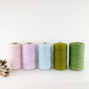 Puede incluir: Cinco carretes de cord&oacute;n de algod&oacute;n en diferentes colores pastel. Los colores son rosa, morado claro, azul claro, verde oliva y verde oscuro.