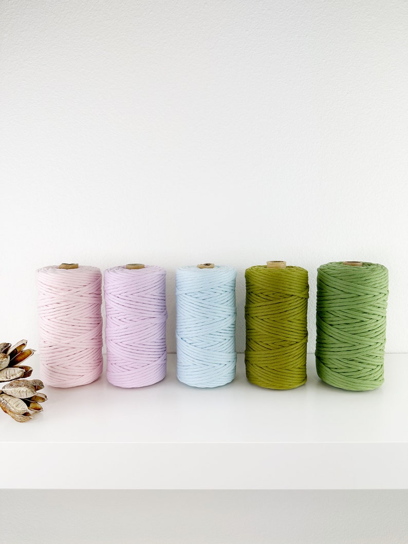 Puede incluir: Cinco carretes de cord&oacute;n de algod&oacute;n en diferentes colores pastel. Los colores son rosa, morado claro, azul claro, verde oliva y verde oscuro.