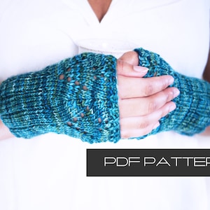 Puede incluir: Guantes sin dedos de punto azul y verde con un patrón texturizado. Los guantes están hechos de un hilo suave y están diseñados para mantener las manos calientes mientras dejan los dedos libres. El texto "PDF PATTERN" se muestra en blanco sobre un fondo negro.