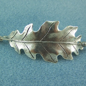 Épingle feuille de chêne argentée, épingle à châle, épingle à écharpe, épingle feuille de chêne, épingle pour pull, épingle à châle feuille de chêne, épingle feuille, épingle en forme de bâton, feuille d'argent, boutonnière, image 2