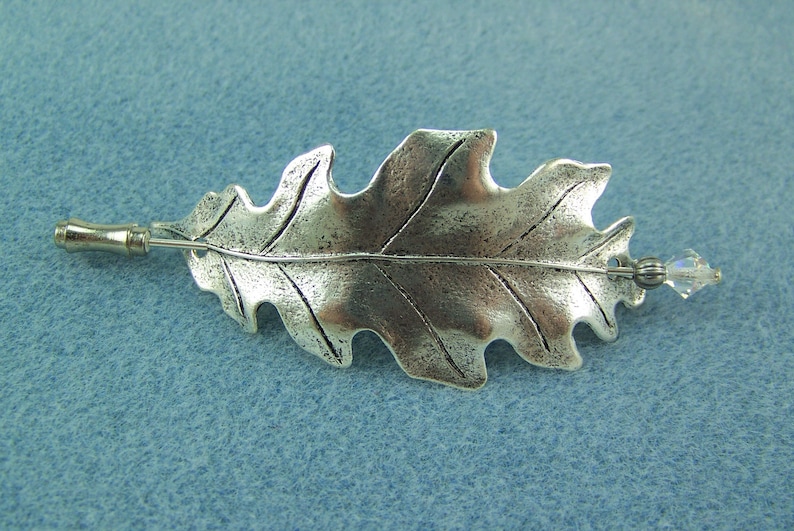 Épingle feuille de chêne argentée, épingle à châle, épingle à écharpe, épingle feuille de chêne, épingle pour pull, épingle à châle feuille de chêne, épingle feuille, épingle en forme de bâton, feuille d'argent, boutonnière, image 2