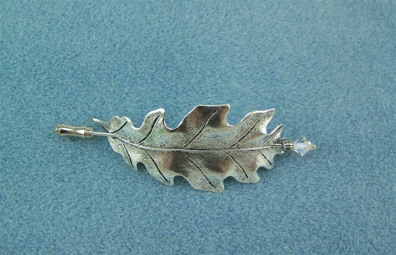 Épingle feuille de chêne argentée, épingle à châle, épingle à écharpe, épingle feuille de chêne, épingle pour pull, épingle à châle feuille de chêne, épingle feuille, épingle en forme de bâton, feuille d'argent, boutonnière, image 7