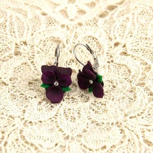 Pendientes de flores violetas, pendientes de violeta morado oscuro, pendientes de pensamientos, pendientes violetas, flores violetas moradas, pendientes de violeta plateados