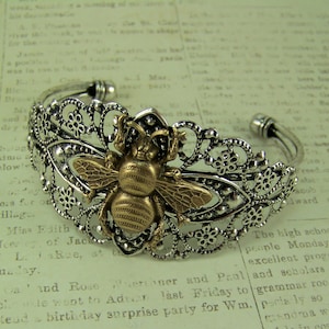 Pulsera de abeja, brazalete de flores, pulsera de abeja, abeja de oro, pulsera de apiario, puño de filigrana de plata, abeja de bronce, pulsera de puño de plata imagen 1