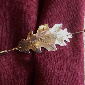 Épingle feuille de chêne argentée, épingle à châle, épingle à écharpe, épingle feuille de chêne, épingle pour pull, épingle à châle feuille de chêne, épingle feuille, épingle en forme de bâton, feuille d'argent, boutonnière, image 6