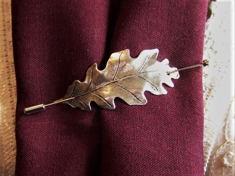 Épingle feuille de chêne argentée, épingle à châle, épingle à écharpe, épingle feuille de chêne, épingle pour pull, épingle à châle feuille de chêne, épingle feuille, épingle en forme de bâton, feuille d'argent, boutonnière, image 1