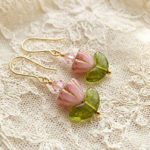 Pendientes de flor de loto rosa de cristal: chapados en oro, cristal Swarovski, pendientes de tulipán