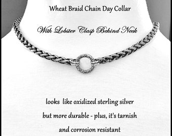 Puede incluir: Collar de día de cadena de trenza de trigo plateado con cierre de langosta. El collar tiene una pieza central circular y se describe como duradero, resistente al deslustre y a la corrosión.