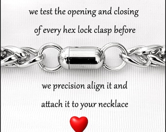 Puede incluir: Primer plano de un collar de cadena de plata con un cierre magnético. El cierre está hecho de dos anillos de plata conectados por un cilindro de plata. El texto "we test the opening and closing of every hex lock clasp before we precision align it and attach it to your necklace made with love for love" está escrito debajo de la imagen.