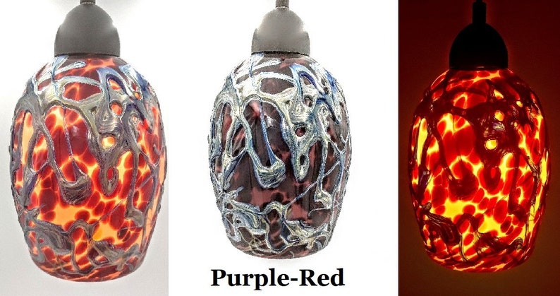 K&ouml;nnte beinhalten: Drei Glas-Pendelleuchten mit einem einzigartigen, abstrakten Design. Die Leuchten sind in verschiedenen Farben: Rot, Purpurrot und Orange. Die Leuchten sind im dritten Bild beleuchtet und zeigen das warme Leuchten des Lichts.